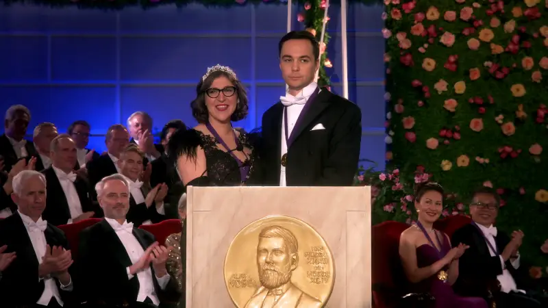 Sheldon Lee Cooper acepta el Premio Nobel de Física junto a Amy Farrah Fowler