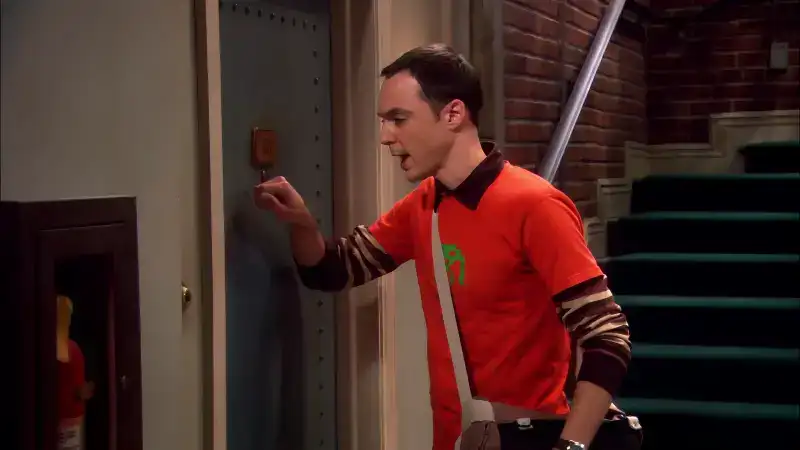 Sheldon Lee Cooper llamando a la puerta 3 veces en The Big Bang Theory