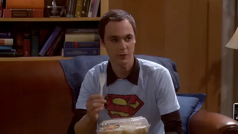 Sheldon muestra un tenedor para la comida Tailandesa